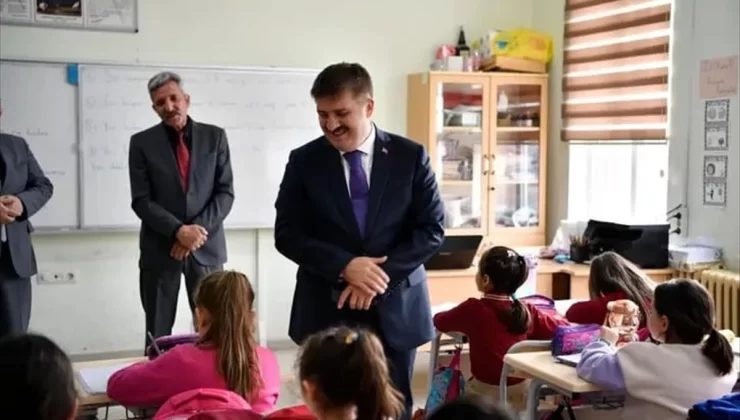 Karaman Valisi İlyas Küçüker İlkokulu’nu ziyaret etti
