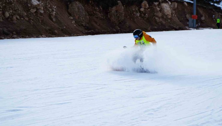 Snowboard Türkiye Şampiyonası Ergan Dağı’nda başladı