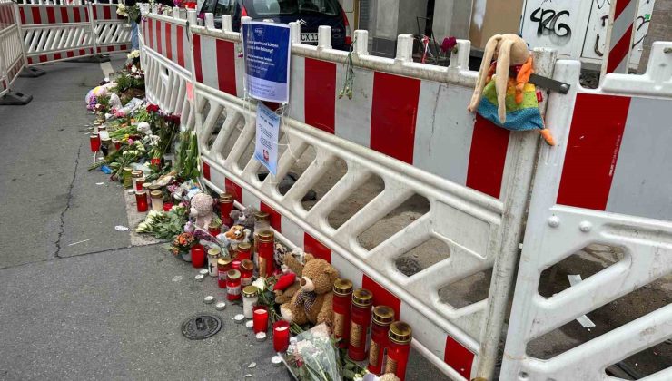 Solingen’deki hayatını kaybeden aile kundaklanan evlerinin önünde anıldı