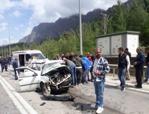 Antalya- Isparta karayolunda 2 araç birbirine girdi: 1 ölü, 7 yaralı