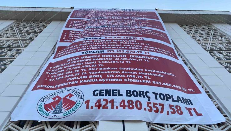 Antalya’da CHP’li belediye, önceki CHP’li yönetimin borçlarını belediye binasına astı