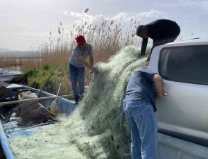 Gölde yasak döneme rağmen balık avı için tatlı sulara serilen metrelerce ağ ele geçirildi