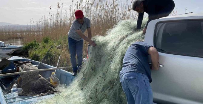 Gölde yasak döneme rağmen balık avı için tatlı sulara serilen metrelerce ağ ele geçirildi