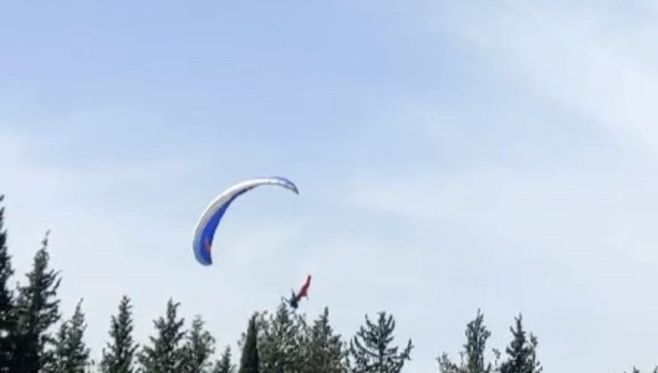 Kurtuluş etkinliklerinde gösteri yapan paraşüt pilotu ağaca takıldı
