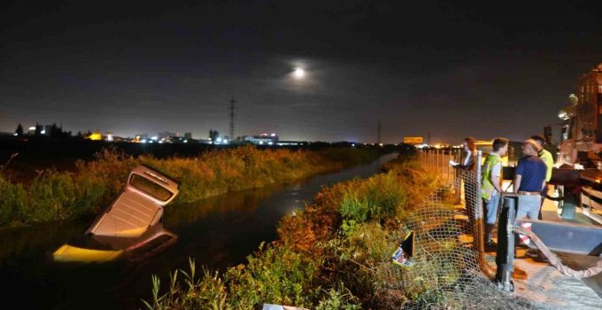 Otomobil su kanalına uçtu: Öldüğü düşünülen sürücünün yüzerek kaçtığı ortaya çıktı