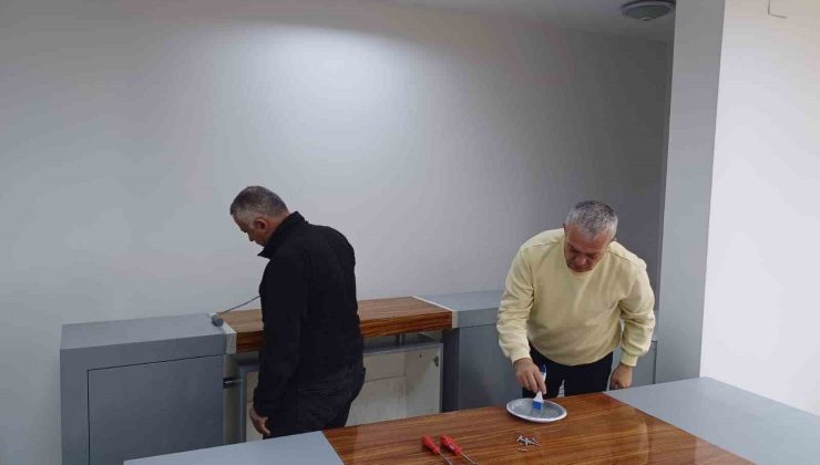 Artvin Belediye Başkanı Erdem israfı önlemek için masa ve sandalye boyadı