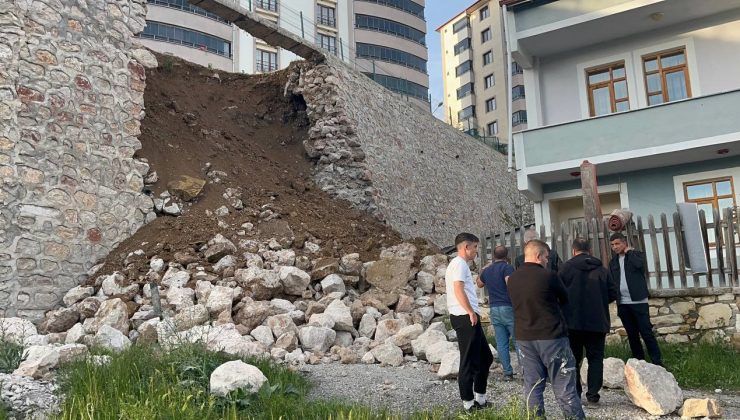 Bayburt’ta çocuk parkının istinat duvarı çöktü, alanda boşluk oluştu