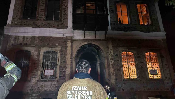İzmir’de alev alev yanan tarihi bina küle döndü