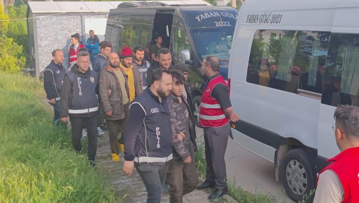 Kırşehir’de 2 araçta 3 organizatör ve 23 Suriyeli düzensiz göçmen yakalandı