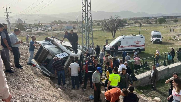 Kütahya’da yolcu minibüsü devrildi: 13 kişi yaralandı