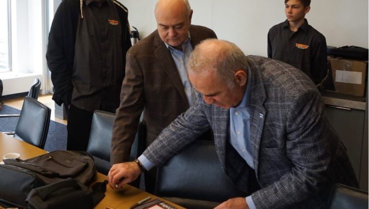 Mersinli santranççı Barış Özenir, Kasparov’dan imzalı satranç tahtası aldı