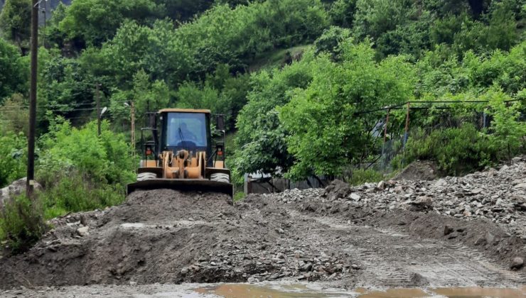 Osmaniye’de şiddetli yağıştan dolayı kapanan köy yolları açıldı