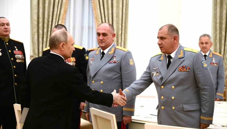 Putin: “Askerlerimizin üstünde sinek gibi insansız hava araçları uçuyor”
