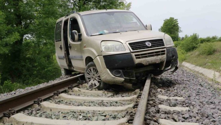 Samsun’da hafif ticari araç tren raylarına uçtu: 1 yaralı