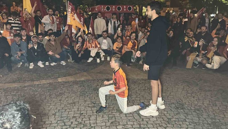 Uşak’ta Galatasaray taraftarları şampiyonluğu kutladı