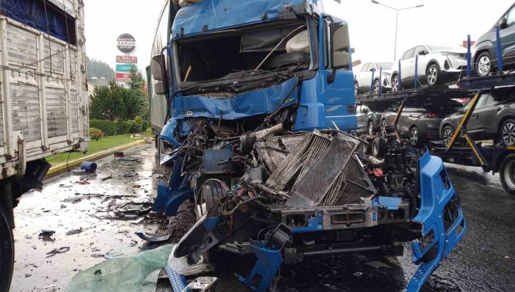 Yabancı uyruklu kadının kullandığı tır, kamyona arkadan çarptı: 2 yaralı