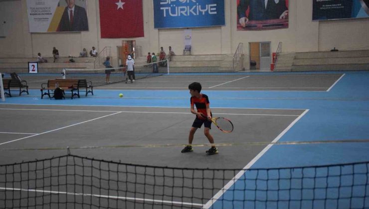 12 Yaş Yaz Kupası Tenis Turnuvası devam ediyor