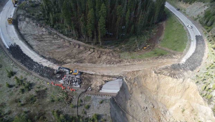 ABD’de dağ geçidinde yol çöktü