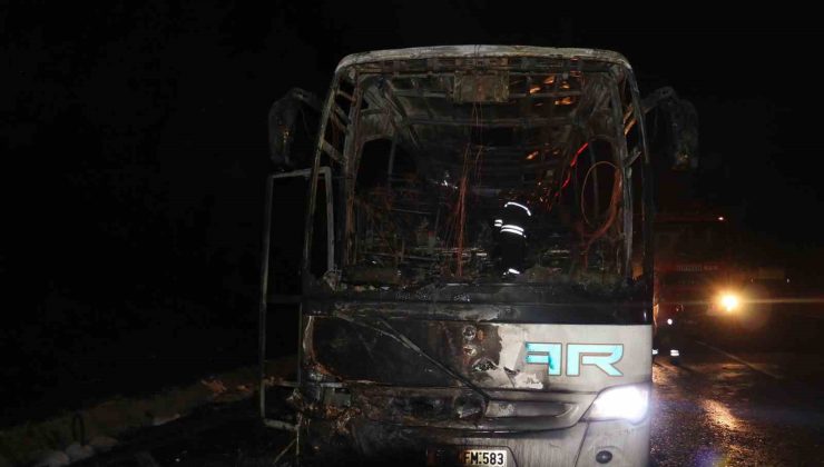 Adana’da seyir halindeki yolcu otobüsü alev topuna döndü