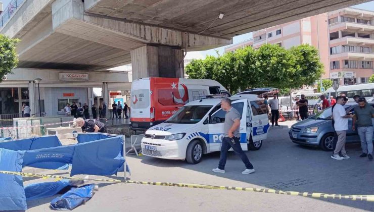 Adana’nın Seyhan ilçesinde motosikletli kişiler tarafından trafik ışıklarında bir otomobile silahlı saldırı düzenlendi. Saldırıda 1 kadın öldü, 2 kişi de yaralandı.