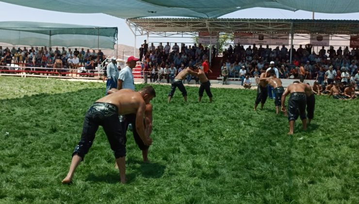 Afyonkarahisar’da pehlivanlar 24 yıl aradan sonra boy gösterdi