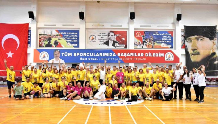 Antalya’da veteranlar badminton şenliği başladı