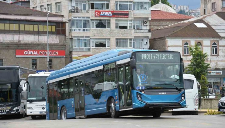 Başkan Genç, elektrikli otobüsü sürerek test etti