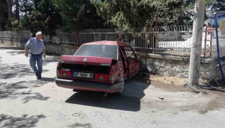 Burdur’da kavşağa kontrolsüz giren otomobil ile minibüs çarpıştı, 1 yaralı