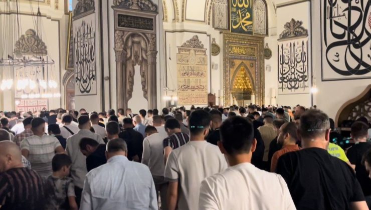 Bursa’da vatandaşlar, bayram namazı için Ulu Cami’ye akın etti