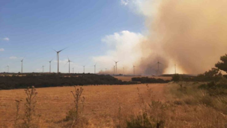 Çanakkale’de tarım arazisinde çıkan yangına müdahale sürüyor