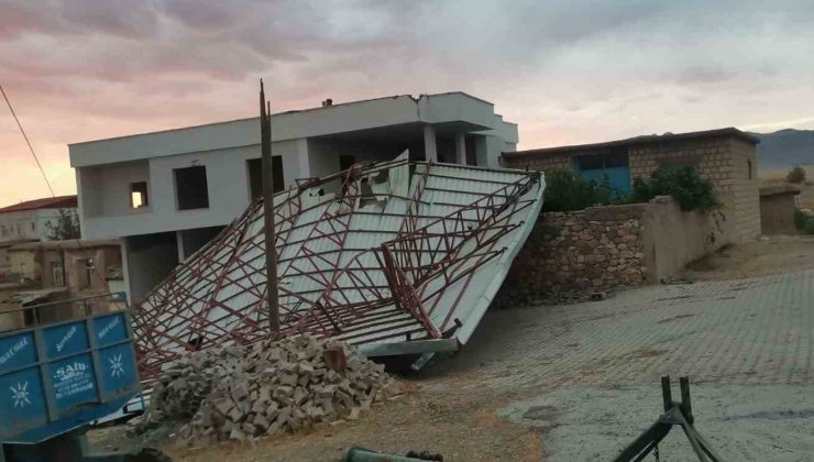 Diyarbakır’da fırtınada caminin çatısı uçtu