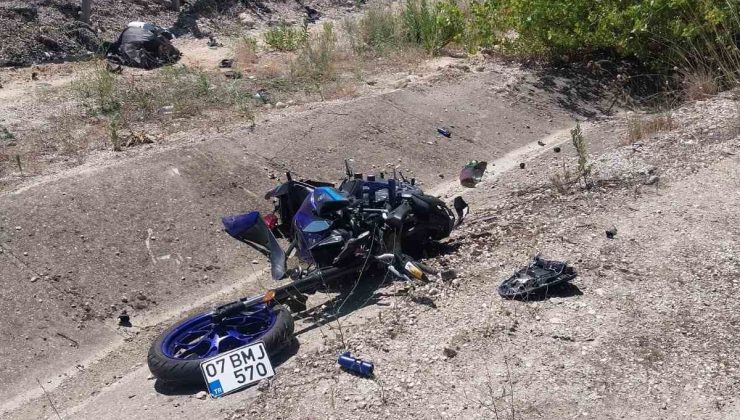 Hafif ticari araç ile motosiklet çarpıştı: 2 ölü, 2 yaralı