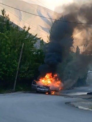 Hakkari’de park halindeki otomobil alev aldı