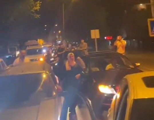 İnegöl’de yolu kapatıp çiftetelli oynadılar