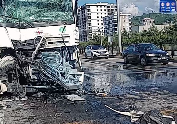 Kırmızı ışıkta bekleyen yolcu otobüsüne tır çarptı: 5 yaralı