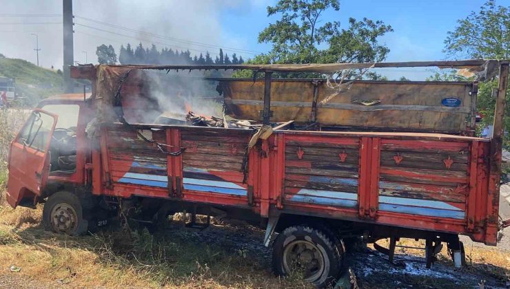 Kocaeli İstanbul sınırındaki yangın araçlara ve otluk alana sirayet etti