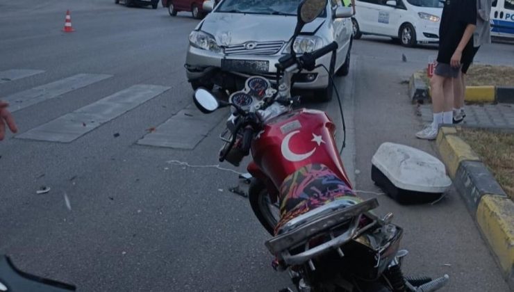 Otomobille çarpışan motosikletteki 2 kişi yaralandı