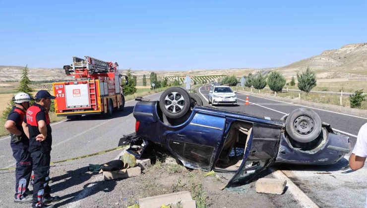 Refüje çarpan otomobil havalanarak takla attı: 5 yaralı