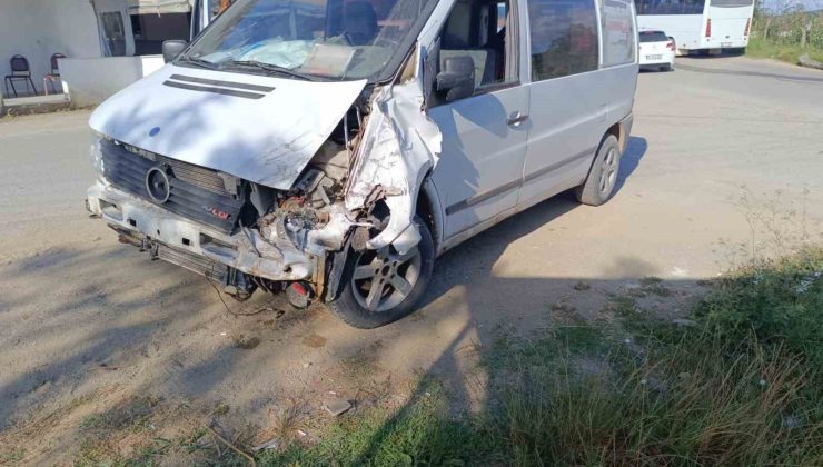 Servis midibüsü ile panelvan araç çarpıştı: 3 yaralı