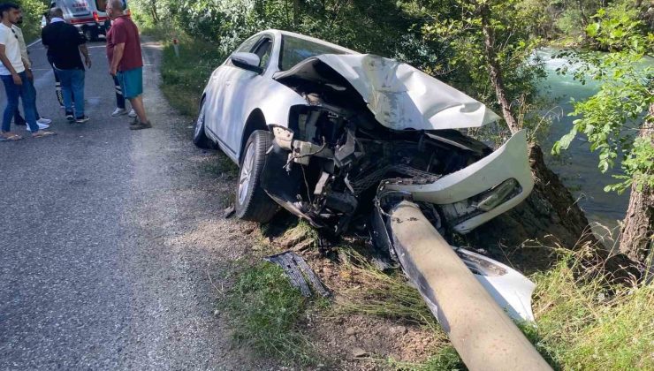 Tunceli’de kontrolden çıkan araç elektrik direğine çarptı: 4 yaralı