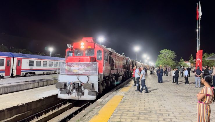 Turistik Tatvan Treni’nin ilk yolcuları Tatvan’a vardı