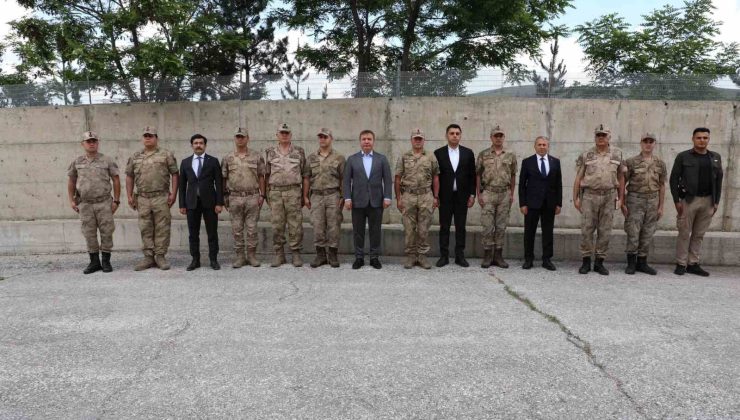 Validen görev başındaki personele bayram ziyareti