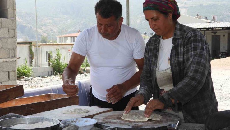 Vefakar çift, kavurucu sıcakta evlatlarını okutabilmek için tandır başında ter döküyor