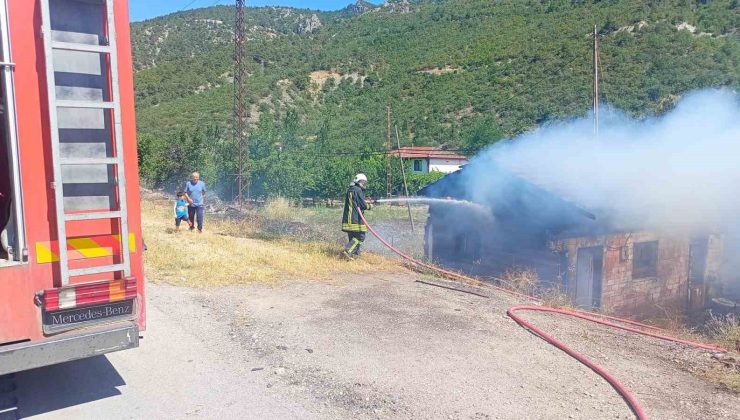 Yanan otlardan sıçrayan kıvılcımlar odunluğu küle çevirdi