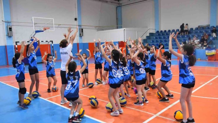 Yunusemre’de yaz spor okulu voleybol kursları yoğun ilgi görüyor