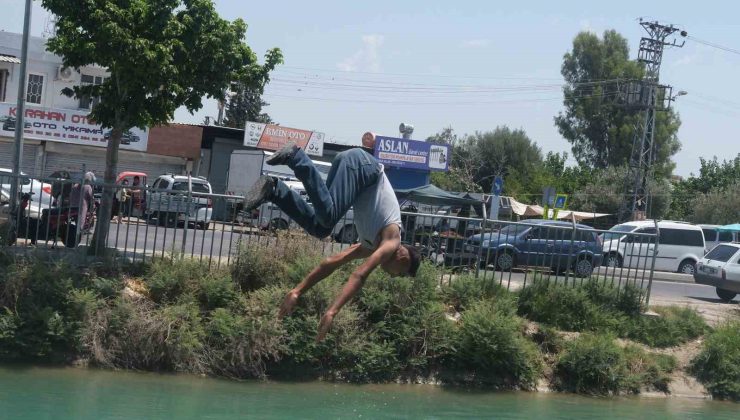 Adana’da hava sıcaklığı 44 dereceye ulaştı, çocuklar kanallara akın etti