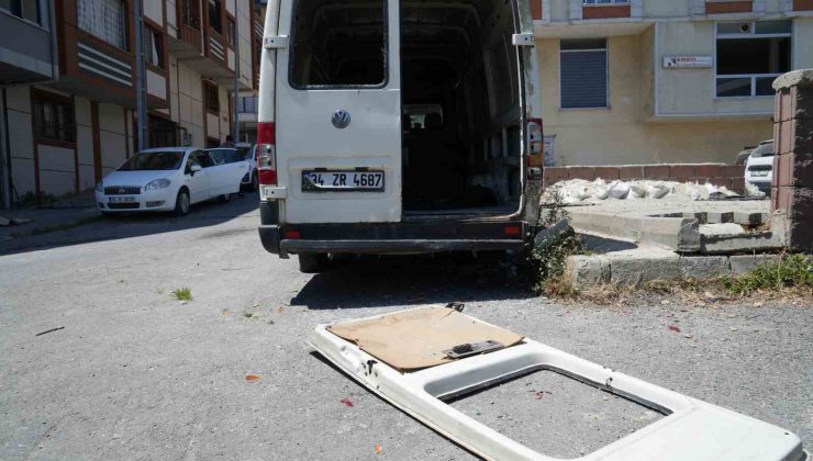 Arnavutköy’de terk edilmiş araçlar mahallelinin korkulu rüyası oldu