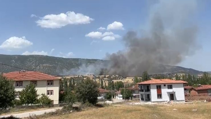 Balya makinesi yandı, alevler ekili tarlaya sıçradı