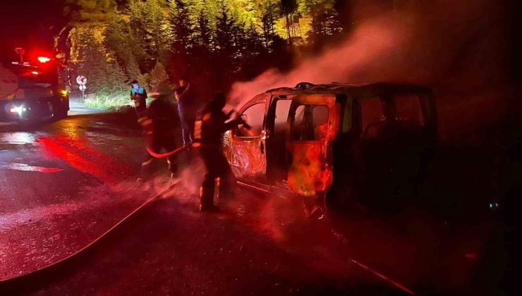 Burdur’da seyir halindeki hafif ticari araç alevlere teslim oldu