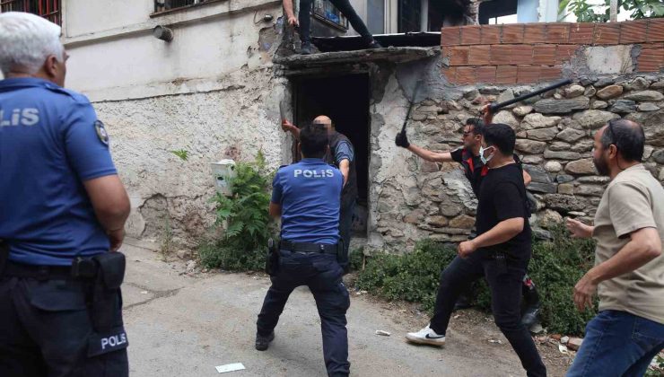 Bursa’da çöp evini temizletmeyip polisi bıçakladı